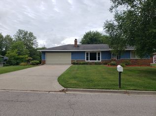 725 Cherokee Dr, Fremont, MI 49412