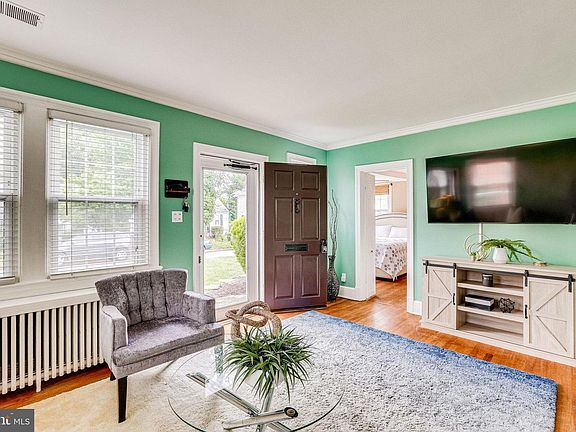 3rd image of 858 N Abingdon St