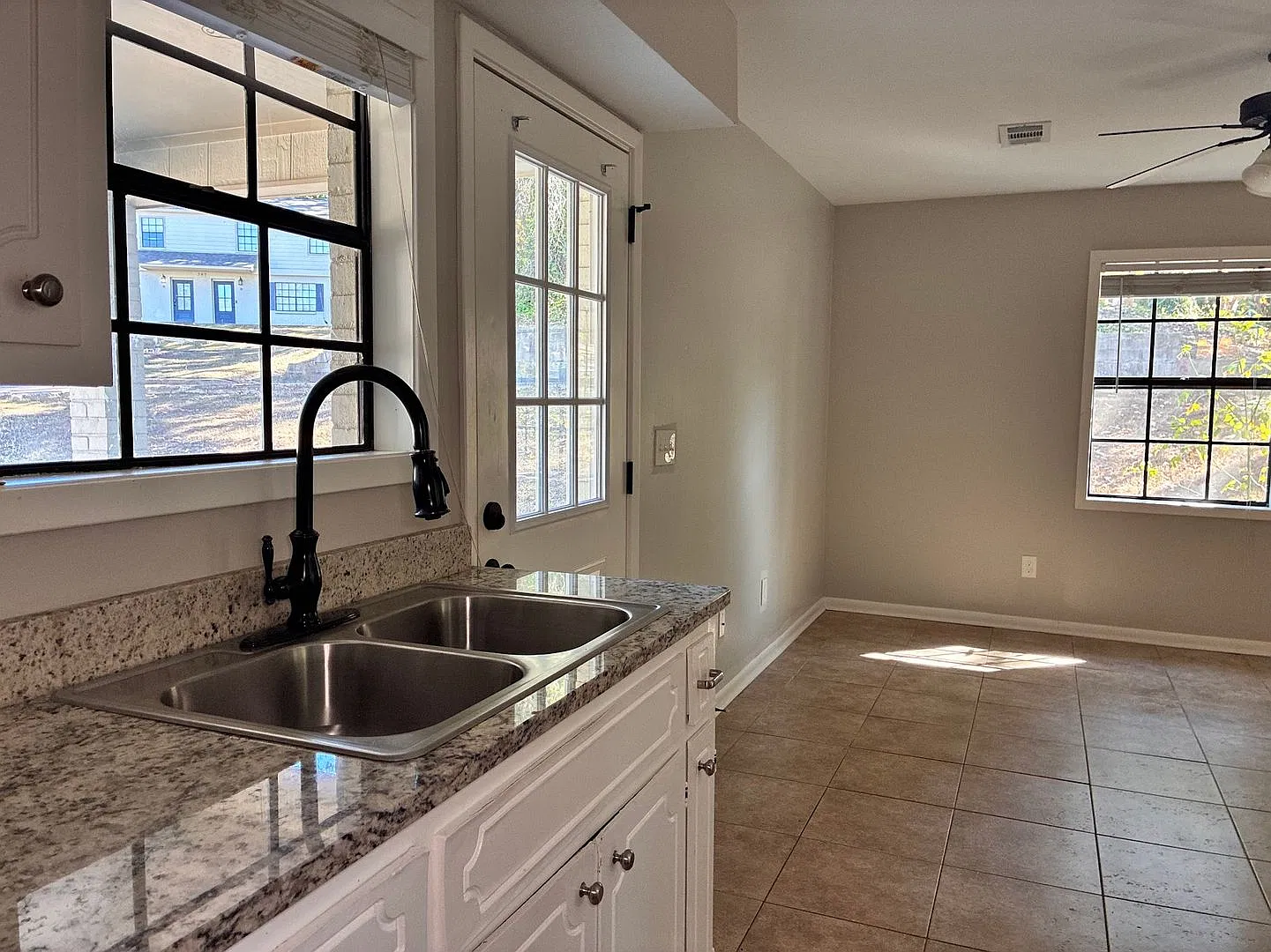 Excellent Location! 3 Bed 2.5 Bath Townhouse! — Photo 3