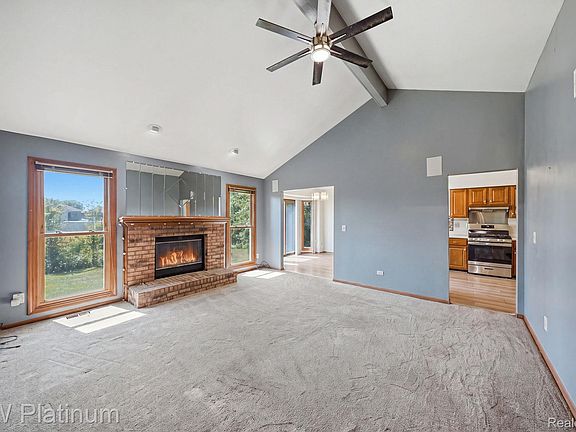 5th image of 46439 Greenbriar Dr