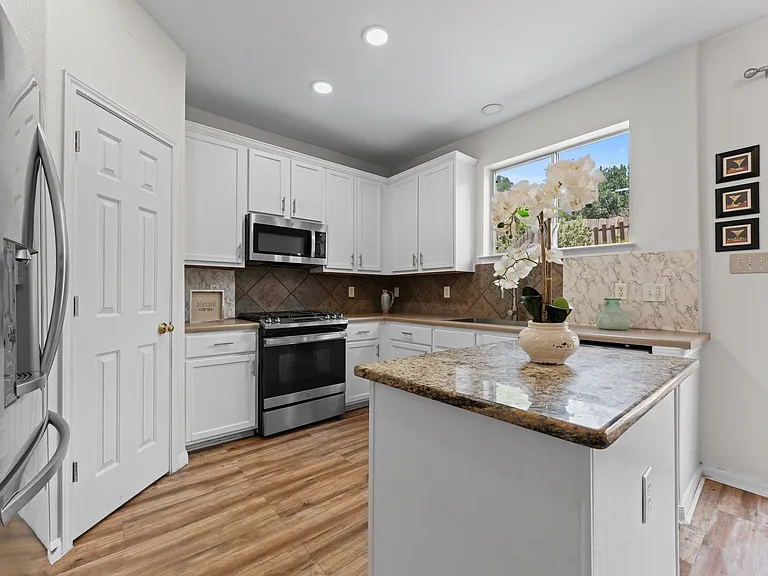 807 Midway Crst — Photo 12