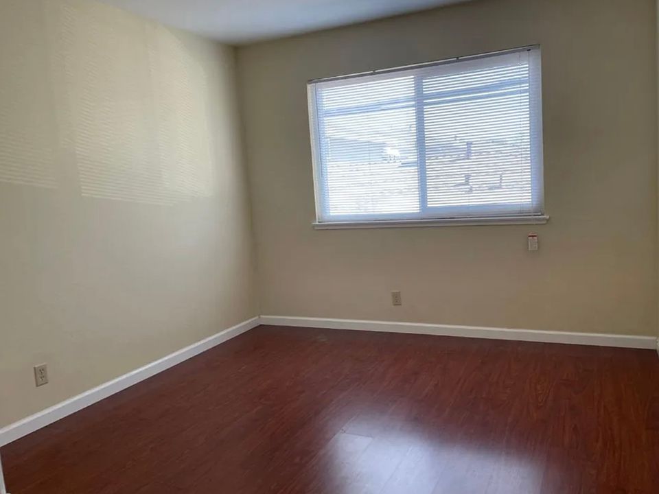2nd image of 504 Doyle Rd #1