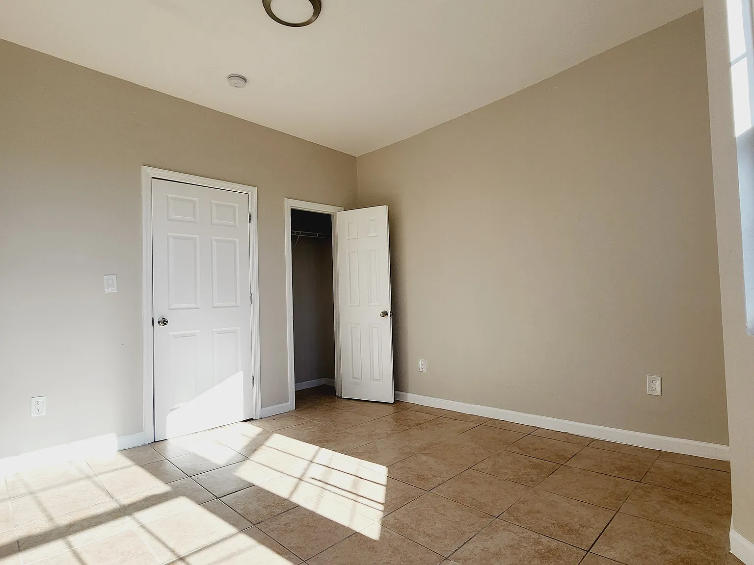 2 bed, 800 sqft, $2,200 — Photo 2