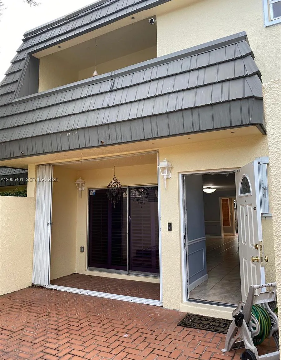 Kendale Lakes Townhouse C — Photo 1