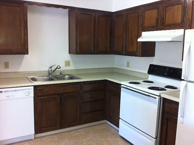 1078 Franklin Ave — Photo 32