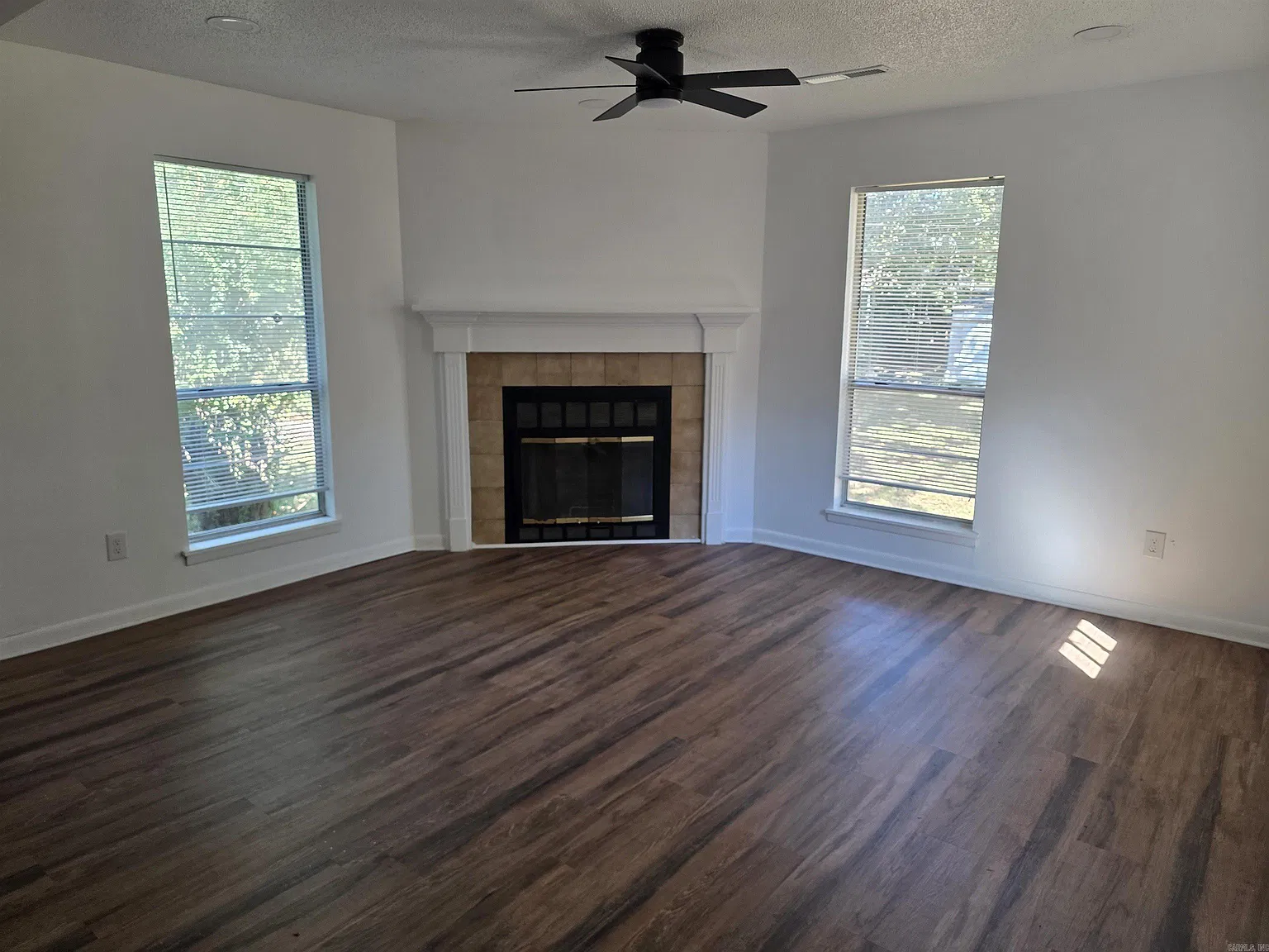 3 bed, 2.0 bath, 1428 sqft, $1,595 — Photo 2