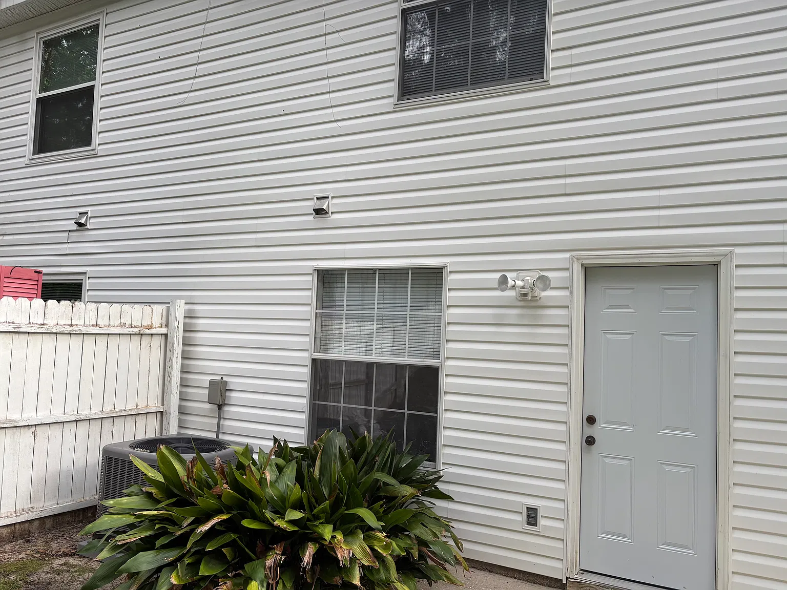 3 bed, 1233 sqft, $720 — Photo 2