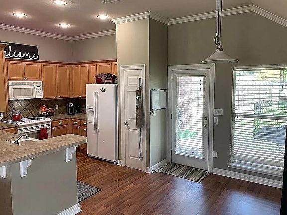 3rd image of 369 Gaston Ln