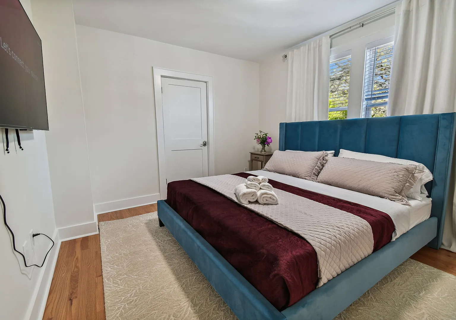 Top Floor | Sun Filled +Jacuzzi+Downtown | Pets Ok — Photo 2