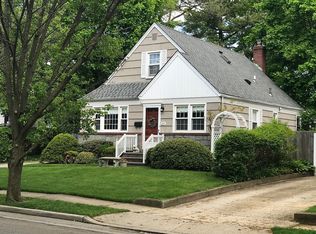 216 Kensington Rd, Lynbrook, NY 11563