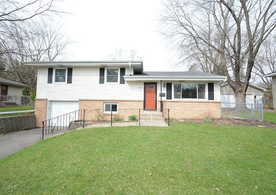 Awesome 4-level split with extra driveway parking