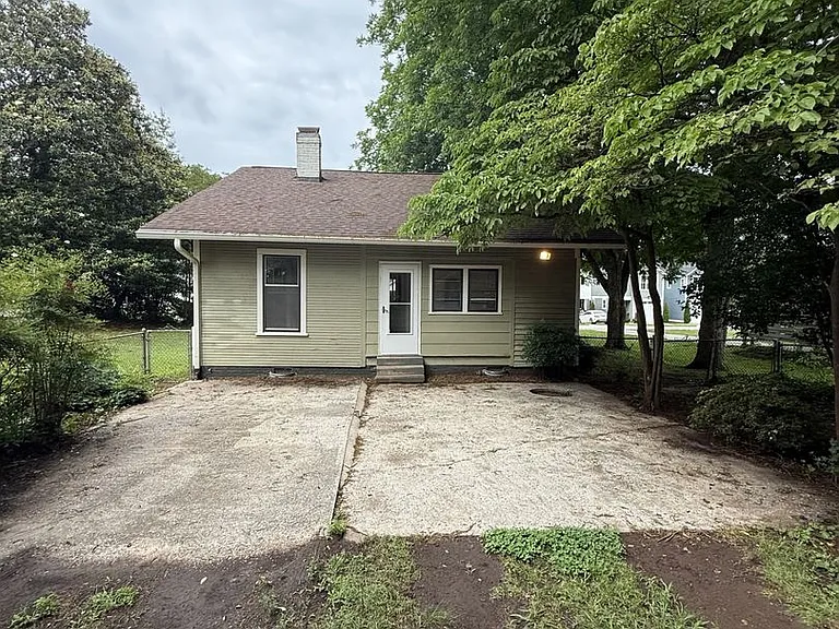 230 Grand Ave — Photo 4