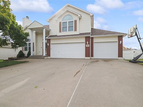 2nd image of 2323 NE Summerfield Dr