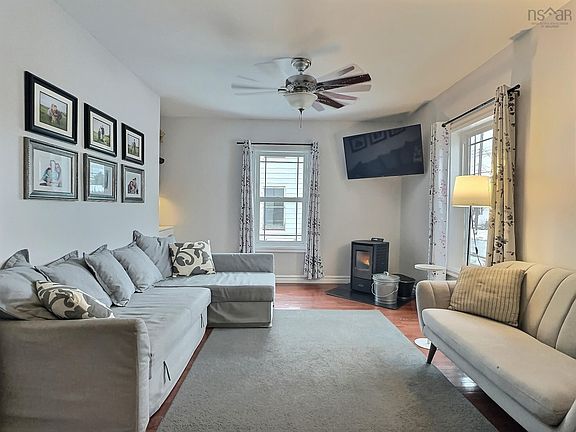 4th image of 355 Queen St