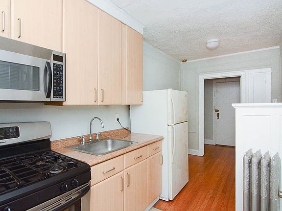 4th image of 544.5 W Surf St #1E