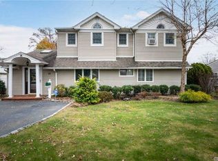 33 Wishbone Ln, Wantagh, NY 11793
