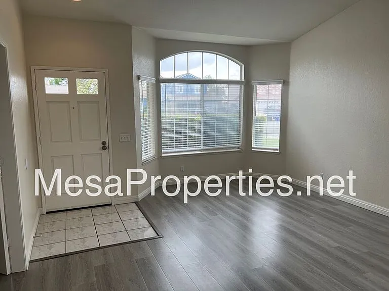 2816 W Fairview Dr — Photo 2