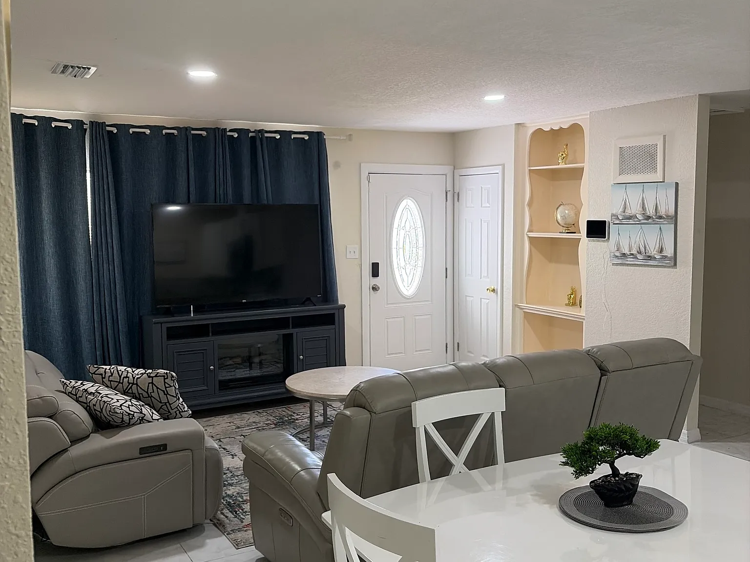 3 bed, 1380 sqft, $3,599 — Photo 2