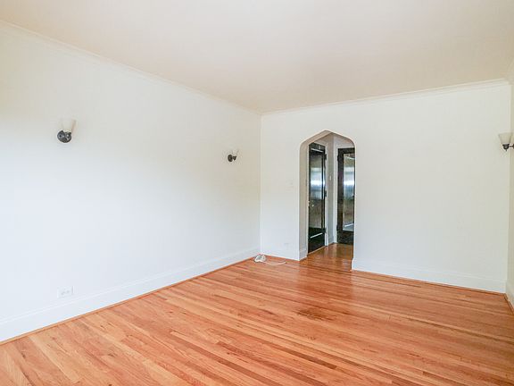 3rd image of 2022 W Berwyn Ave APT 3B