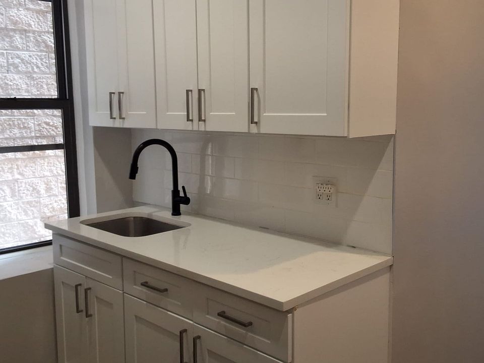 1st image of 106 Bolton Ave Floor 1