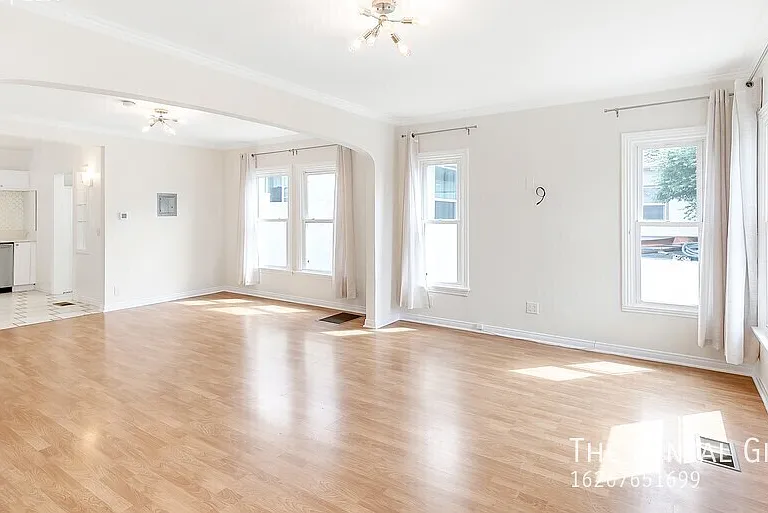 612 N Vendome St — Photo 2