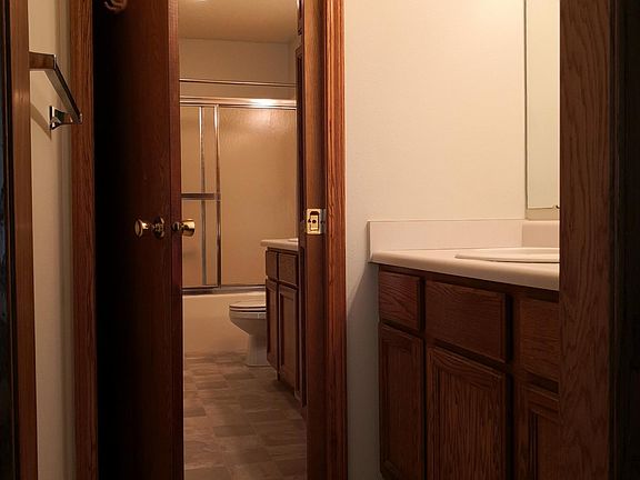 1 &1/2 bathroom in the upstair