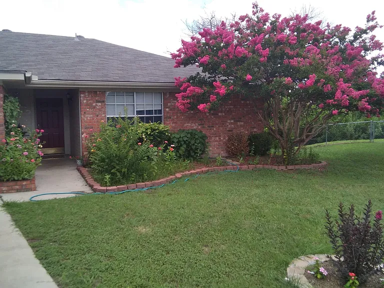 410 Saddle Dr — Photo 2