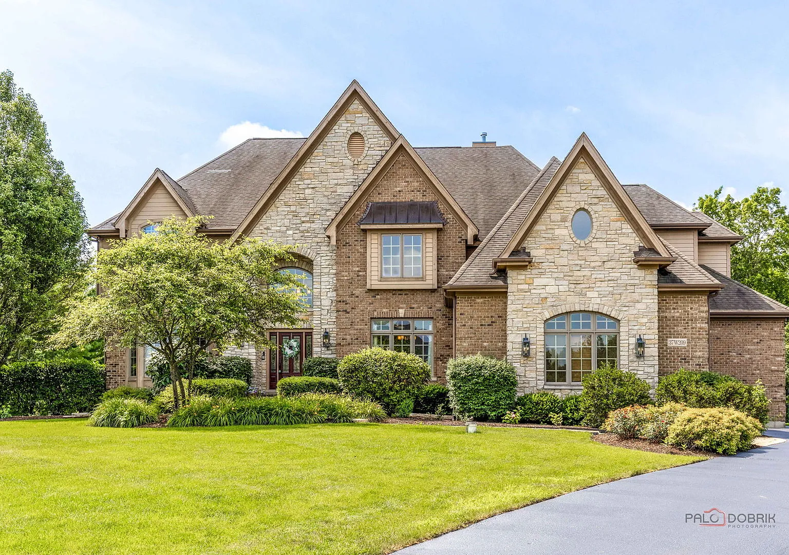 4 bed, 6.0 bath, 5000 sqft, $9,000 — Photo 1