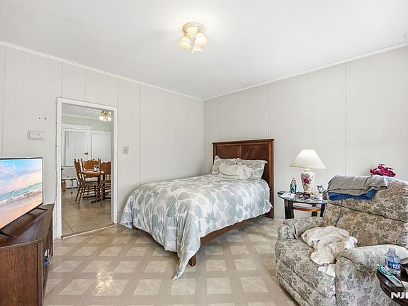 5th image of 110 Tappan St