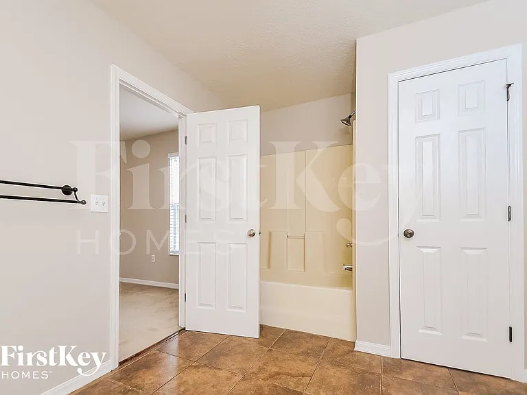 6942 Lake Eaglebrooke Dr — Photo 10