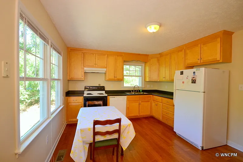 3 bed, 2.0 bath, 1200 sqft, $1,950 — Photo 4