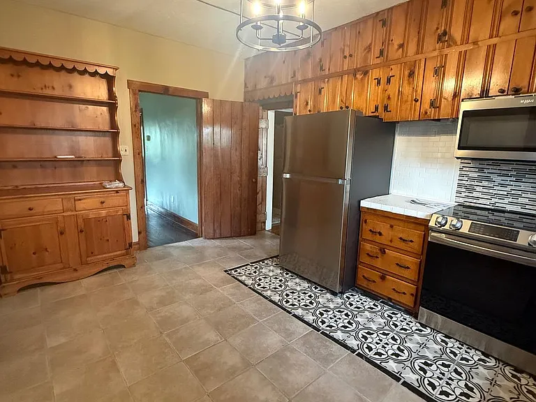 590 Aiken Ave #MAIN — Photo 3
