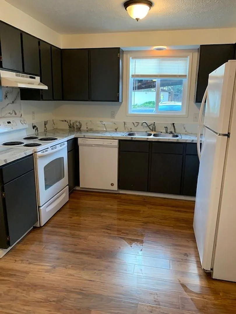 1211 Summers Ln — Photo 3