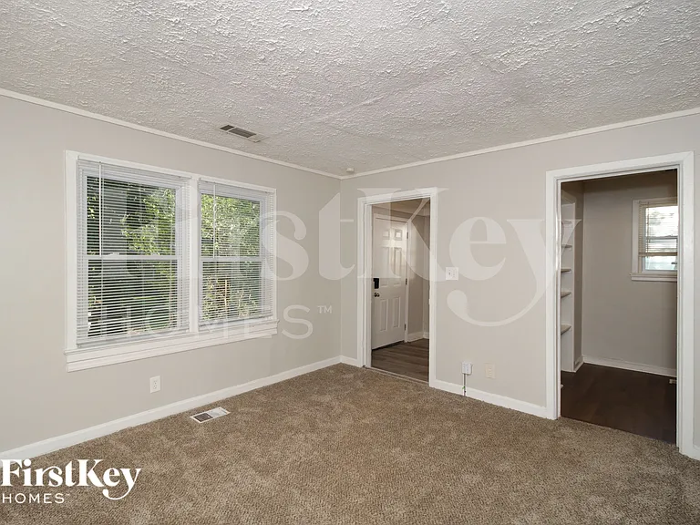 1800 Oakmont Dr NW — Photo 3
