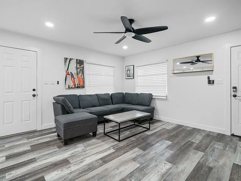 4303 W Woodlawn Ave — Photo 11
