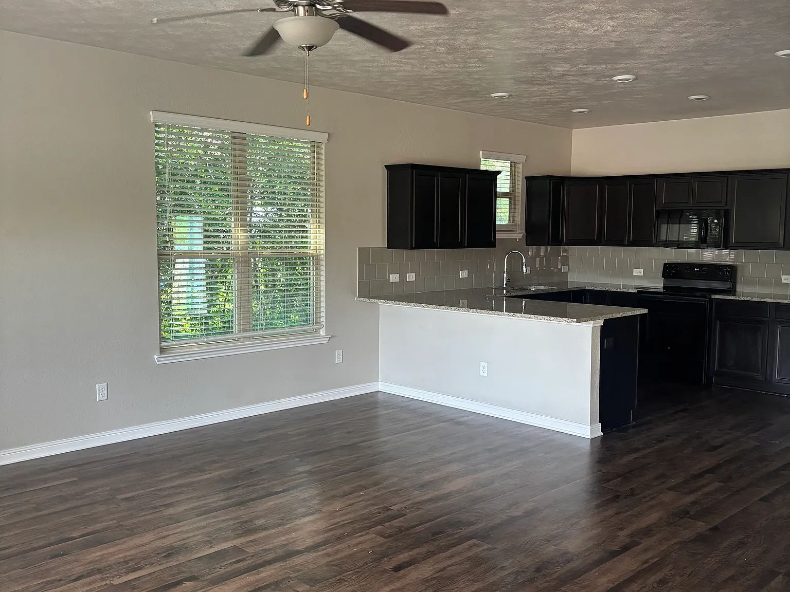 3 bed, 1455 sqft, $1,900 — Photo 2
