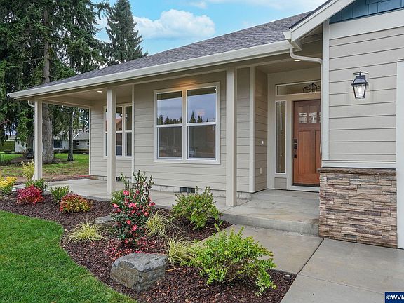 5th image of 313 NE Clay St