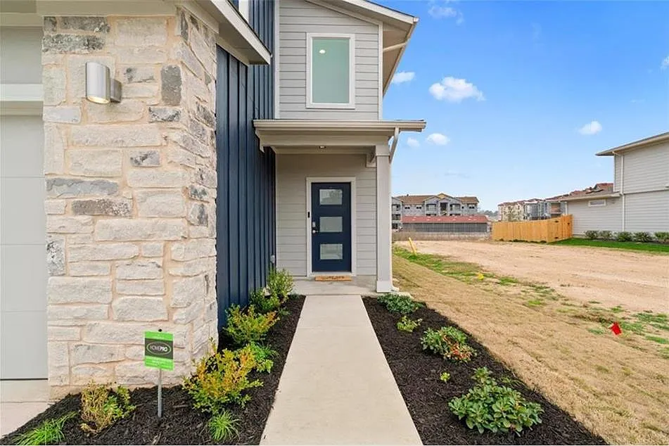 3 bed, 2.5 bath, 1795 sqft, $2,350 — Photo 2
