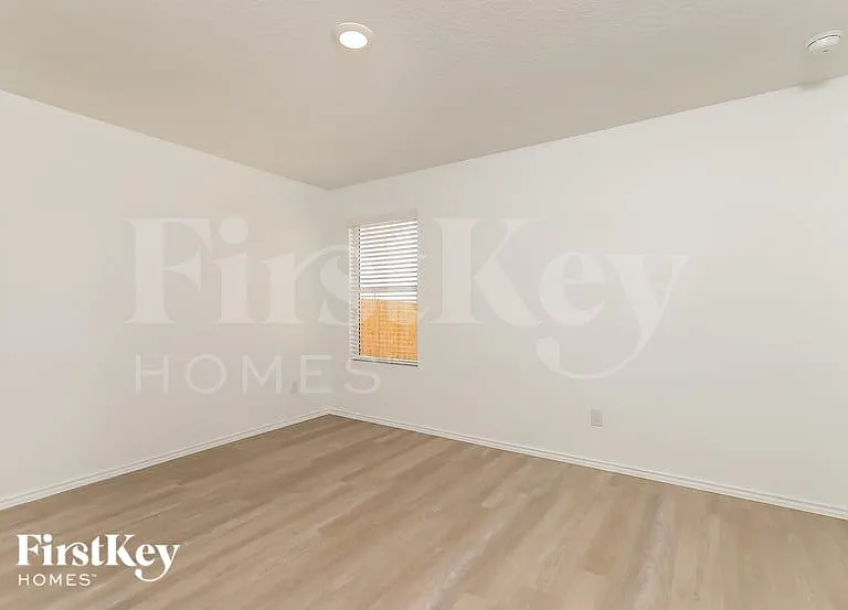 10610 McClintock Dr — Photo 9