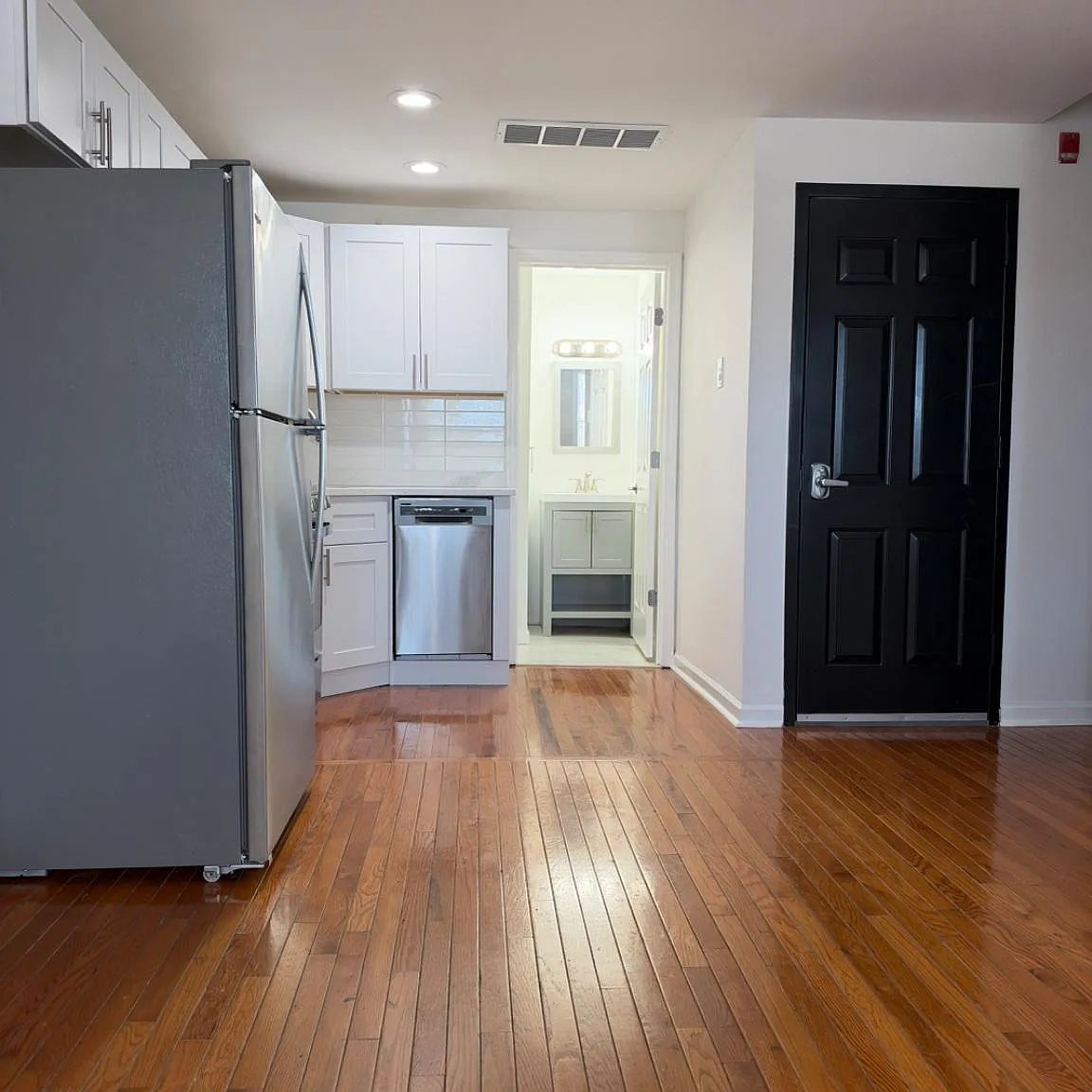 1 bed, 1.0 bath, 2880 sqft, $1,200 — Photo 1
