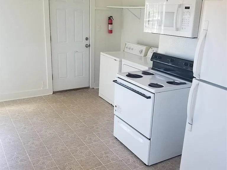 2823 Cleburne St — Photo 9