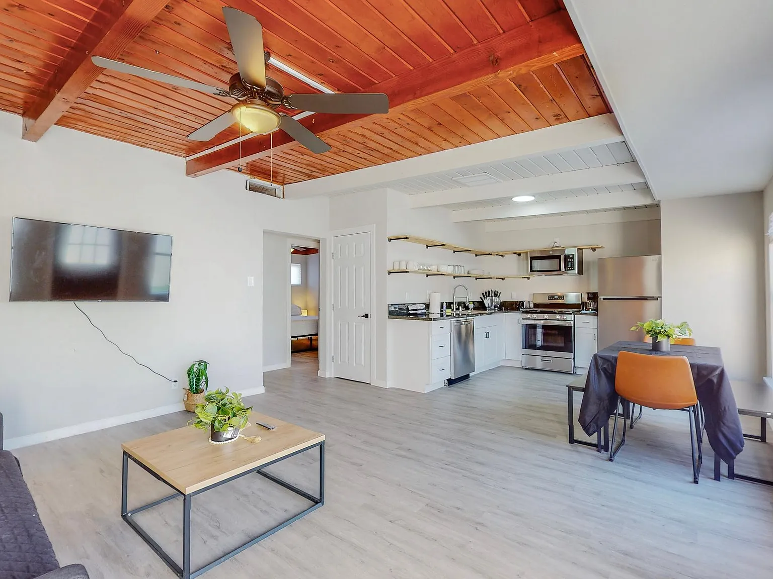 2 bed, 750 sqft, $2,200 — Photo 3