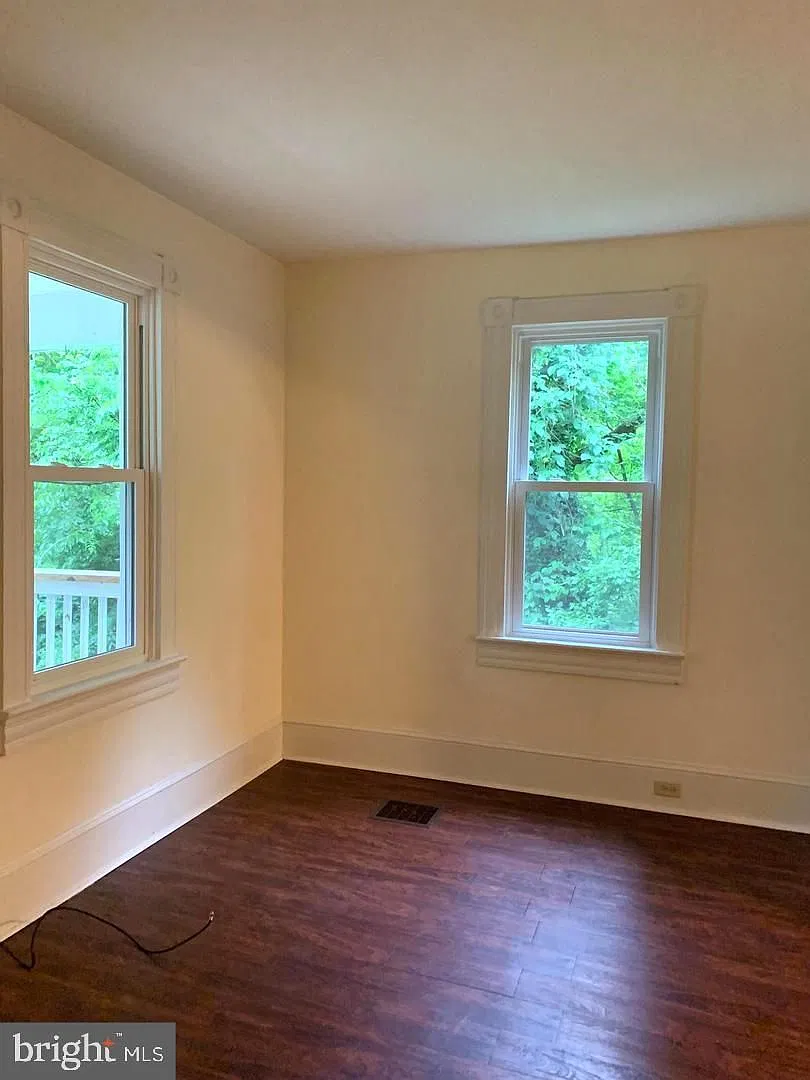 3 bed, 1.0 bath, 3240 sqft, $1,800 — Photo 3