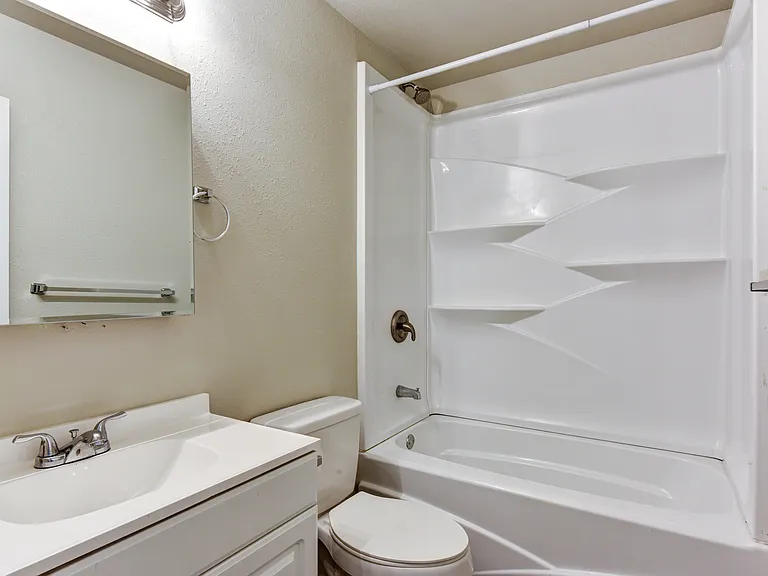 2050 S Saunders St — Photo 12