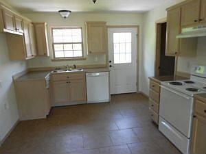 5th image of 3317 N Detroit Ave
