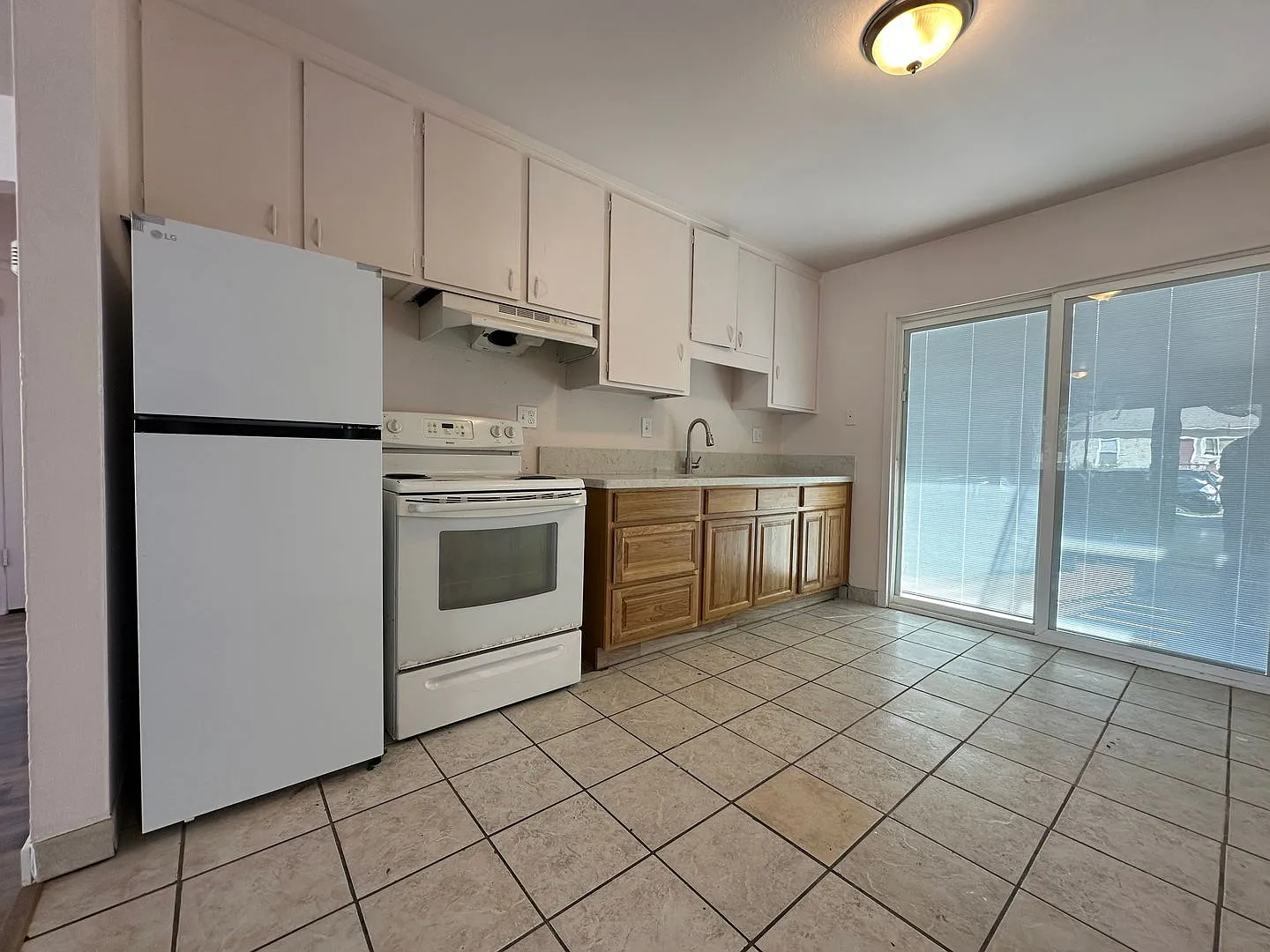 228 S Walnut Ave — Photo 3