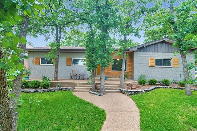 1st image of 15 Yorkshire Dr