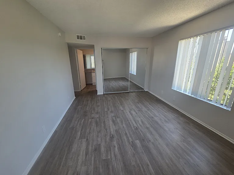 IMT 14227 Vanowen — Photo 26