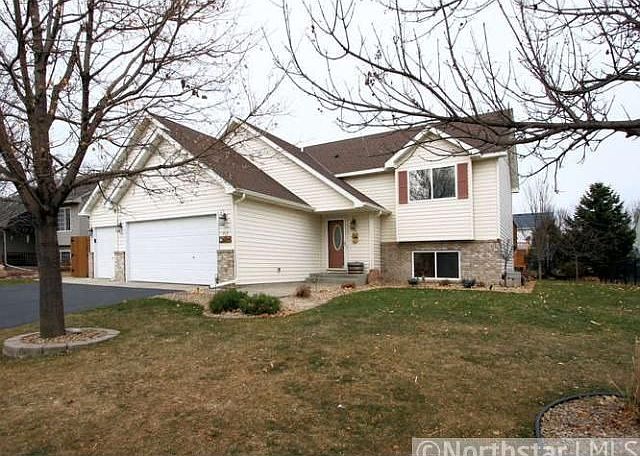 1st image of 912 Goldfinch Dr