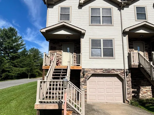 400 Olympic Ln, Fairmont, WV 26554